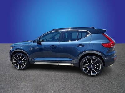2022 Volvo XC40 R-Design
