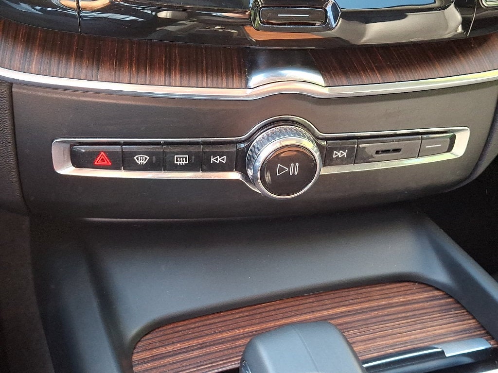 2023 Volvo XC60 B5 Plus Dark Theme