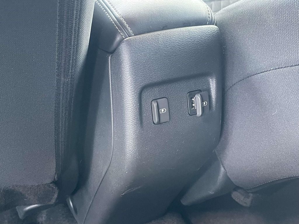 2022 Nissan Kicks SR